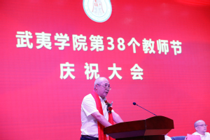 荣休教师代表、体育教学部教授张国林 荣休教师代表、体育教学部教授张国林