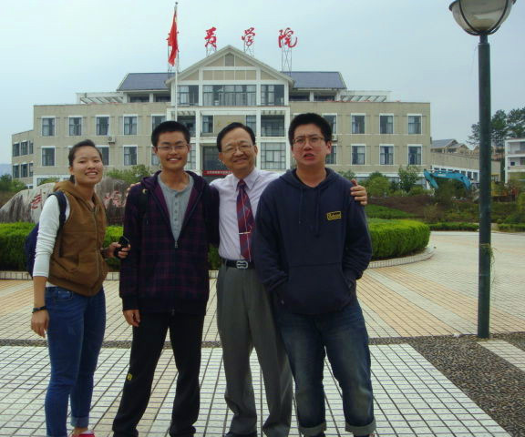 旅管班同学与朱延智老师