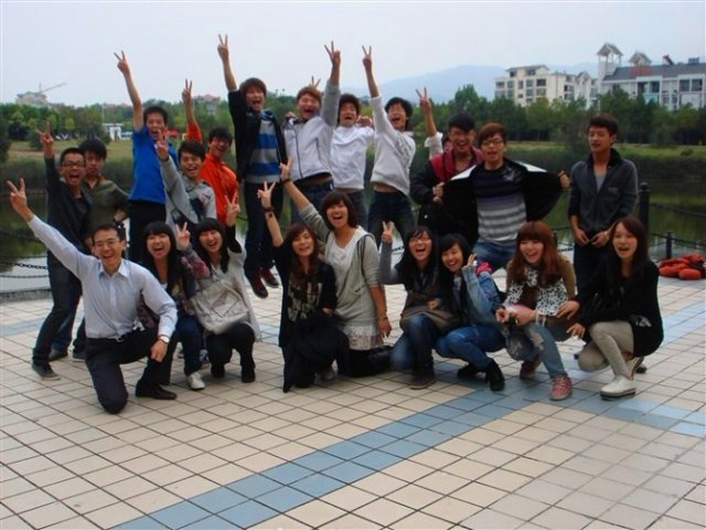 艺设班同学与张尚文老师